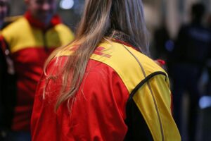 DHL-Mitarbeiter im Einsatz, Hintergrundpapier mit kritischen Arbeitsmarktanalyse-Statements.