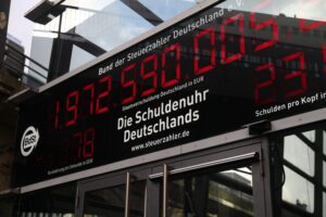 Schuldenuhr zeigt wachsende Staatsverschuldung; Ausgaben übersteigen Einnahmen deutlich. Prioritäten im Bildungssektor fehlen.