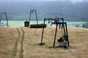Ski-Lift in winterlicher Landschaft symbolisiert Rückgang von Ski- und Snowboardimporten in Deutschland.