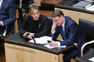 Bild zeigt Mona Neubaur und Hendrik Wüst, symbolisiert aktuelle politische Veränderungen in NRW.