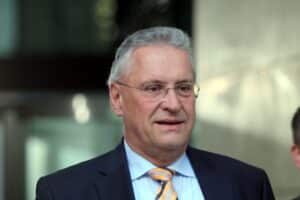Joachim Herrmann bei einem offiziellen Termin, um Polizeibeamte zu begrüßen und anzusprechen.