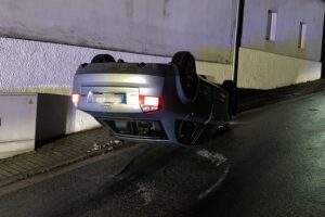 Zwei flüchtige Insassen nach Audi-Unfall; Wagen auf dem Dach, Polizei ermittelt.