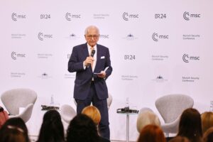 Wolfgang Ischinger bei der Münchner Sicherheitskonferenz, fordert Druck auf Russland und Unterstützung für die Ukraine.