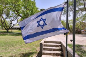 Israels Delegation bespricht Sicherheitskooperation in NRW, symbolisiert durch die israelische Fahne.