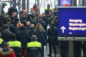 Schweigeminute für verletzte Bahnmitarbeiter, symbolisiert durch Kerzen und nachdenkliche Gesichter.