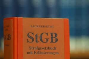 Ein Strafgesetzbuch in einer Bibliothek symbolisiert die Diskussion über rechtliche Reformen für Jugendliche.