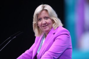 Ines Claus hält eine Rede, um mehr Frauen in der CDU zu fördern und unterstützen.