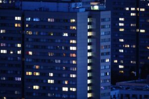 Dunkel beleuchtete Wohnungen in Berlin, Symbol für den aktuellen Wohnungsmarkt und Mietpreisbremse.