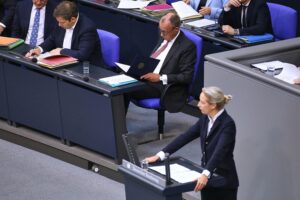 Politiker Lars Klingbeil, Friedrich Merz und Alice Weidel diskutieren Wahlergebnisse und Social-Media-Verbot.