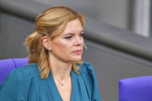 Julia Klöckner spricht über verantwortungsvollen Umgang mit Steuermitteln im Bundestag.