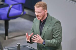 Bild von Tim Klüssendorf, der über gerechtere Rentenversicherung für Politiker und Beamte spricht.