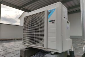 Wärmepumpe in modernem Heizkeller, Symbol für Reform des Gebäudeenergiegesetzes und alternative Energienutzung.