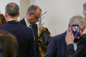 Friedrich Merz diskutiert über Handelskonflikte und Importstopps für chinesische Internethändler in Berlin.
