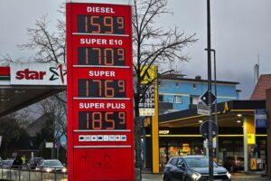 Steigende Kraftstoffpreise an Tankstellen mit Preisanzeigen für Super E10 und Diesel.