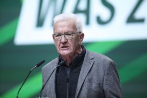 Winfried Kretschmann warnt vor Zusammenarbeit mit der Linkspartei, betont politische Grundsätze.