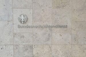 Kanzleramt reformiert BND: Neue Befugnisse, Kontrolle und Sicherheit im Fokus der Diskussion.