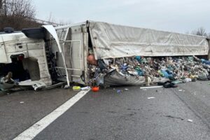 Schwerer LKW-Unfall auf Autobahn 65 bei Landau, Polizei und Bergungsarbeiten sichtbar.