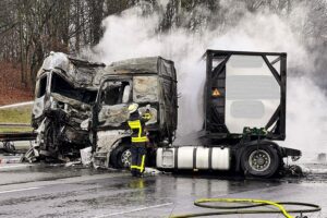 Schwerer LKW-Unfall auf der A2, brennender LKW, Feuerwehr im Einsatz, düstere Unfallstelle.
