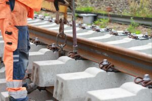 Bauarbeiten an Gleisanlage mit neuen Stellwerken und barrierefreien Bahnsteigen zwischen Gießen und Nidda.