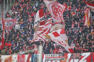 Mainz-Fans feiern gemeinsam, symbolisieren Unterstützung für Gewaltprävention und Fankultur im Fußball.