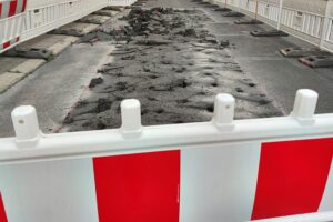 Baustelle mit Maschinen, Bauarbeitern und aktuellen Arbeiten an Straßen, Brücken und Radwegen.