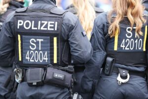 Polizisten und Sicherheitskräfte in Regionalzug, Symbol für erhöhte Sicherheit und Schutzmaßnahmen.