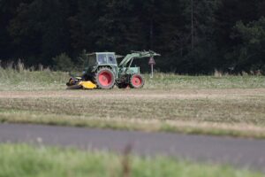 Bauer auf Traktor, symbolisiert Rückgang der landwirtschaftlichen Erzeugerpreise und Veränderung des Marktes.