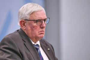 Karl-Josef Laumann präsentiert seine Pläne für dringend benötigte Pflegereformen in NRW.