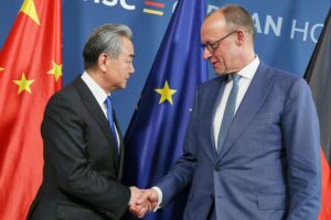 Friedrich Merz und Jan van Aken diskutieren über Chinas Rolle in Friedensverhandlungen.