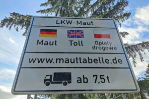 Hinweisschild zur Lkw-Maut, symbolisiert die aktuelle Verkehrslage und wirtschaftliche Aktivität.