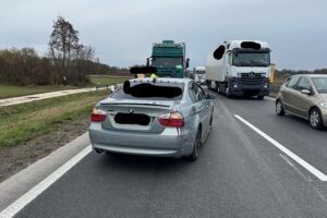 Schwerer Verkehrsunfall auf Autobahn, Lkw erfasst Pkw; Einsatzkräfte sichern Unfallstelle und Verkehrsfluss.