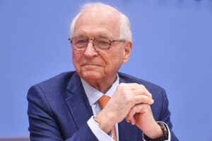 Wolfgang Ischinger spricht auf der Münchner Sicherheitskonferenz über europäische Politik und Sicherheit.