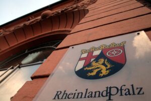 Landtag von Rheinland-Pfalz, symbolisiert Wahlen und politische Entscheidungen für Wähler.