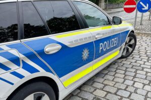 Polizei bei Festnahme eines mutmaßlichen Täters nach Übergriff auf Hundewiese in Wenzenbach.