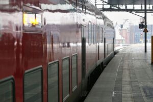 Ein Regionalzug mit Passagieren und einem Vorfall der Entblößung im Fokus.