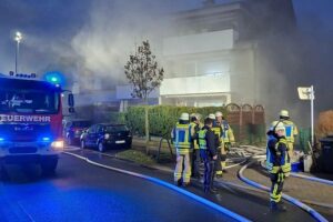 Rettungseinsatz der Feuerwehr in Moers, Rauch aus Tiefgarage, Einsatzkräfte mit Atemschutz.