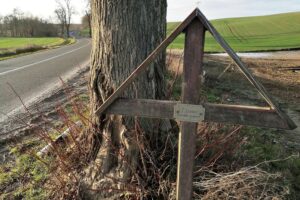 Unfallkreuz an Straßenrand symbolisiert erhöhte Verkehrstoten und Sicherheitsrisiken im Straßenverkehr 2025.