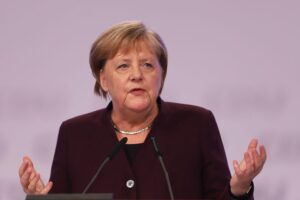 Angela Merkel auf dem CDU-Parteitag, ehrend, ohne Rede, symbolisiert Einheit und Unterstützung.