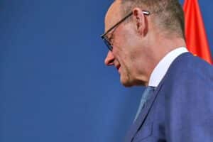 Friedrich Merz bei Presseinterview, diskutiert Politik, Vetternwirtschaft und AfD-Herausforderung.