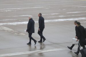Friedrich Merz bei Gesprächen in der Golfregion, Fokus auf Wirtschaft und Menschenrechte.