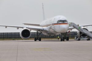 Flugzeug der Bundesregierung, symbolisch für Friedrich Merz' Reise nach China, Wettbewerb und Kooperation.