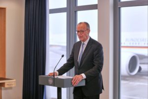 Friedrich Merz in Berlin, während Friedensverhandlungen zwischen Ukraine und Russland in Abu Dhabi stattfinden.