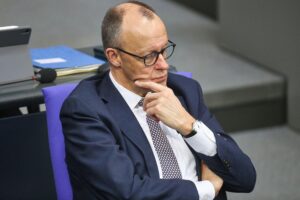 Friedrich Merz und Donald Trump bei einem wichtigen Treffen, diskutieren bilaterale Beziehungen und Handelsfragen.