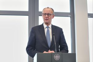 Friedrich Merz spricht über Rüstungspartnerschaften und wirtschaftliche Beziehungen zu Golfstaaten in Berlin.