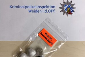 Festnahme eines Drogendealers, beschlagnahmtes Heroin und Kokain, Kriminalpolizei im Einsatz.