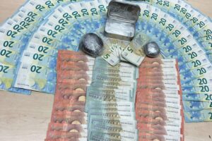 Festnahme eines mutmaßlichen Drogendealers mit Kokain und Bargeld in Essen, Polizei im Einsatz.