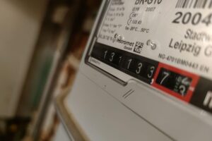 Gaszähler, Symbol für Energieverbrauch, steht im Kontext von Klimazielen und Gebäudereformen.