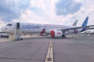 Luftaufnahme eines Airbus A321, unter Betonung auf technologische Wettbewerbsfähigkeit und Luftfahrtinnovationen.
