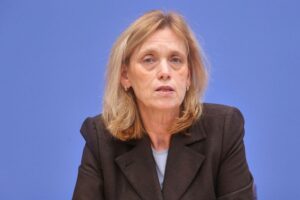 Karin Prien diskutiert Wahlrechtsreform und Parität im Bundestag während einer Pressekonferenz.