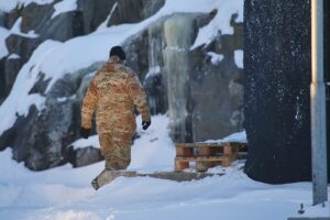 Dänische Soldaten patrouillieren auf Grönland, symbolisieren militärische Präsenz in der Arktis.